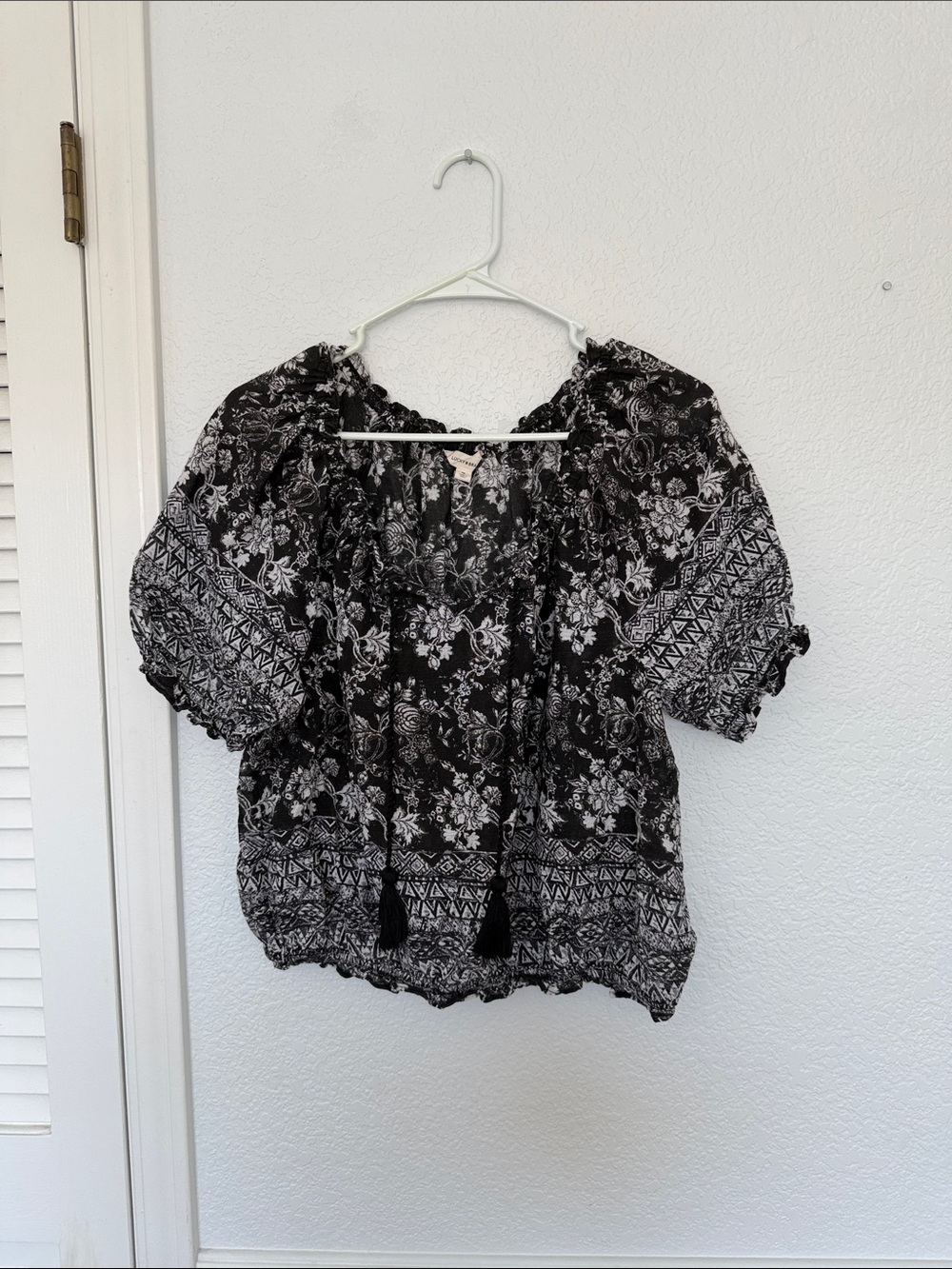Lucky Brand Black & White Floral Boho Peasant Blouse